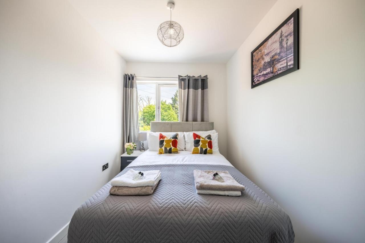 Ash View Place 4 -Heathrow - Thorpe Park - Free Parking Staines-upon-Thames Exterior foto