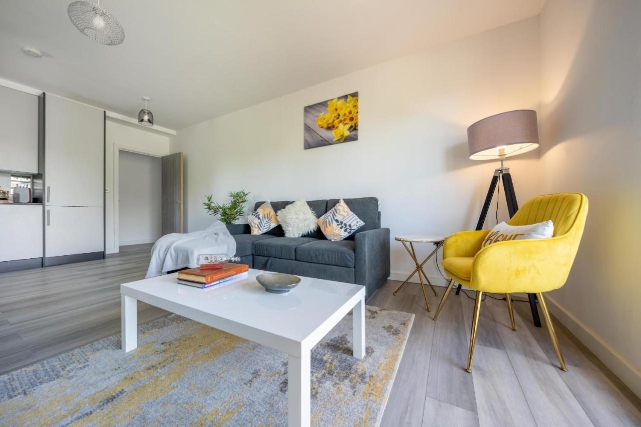 Ash View Place 4 -Heathrow - Thorpe Park - Free Parking Staines-upon-Thames Exterior foto