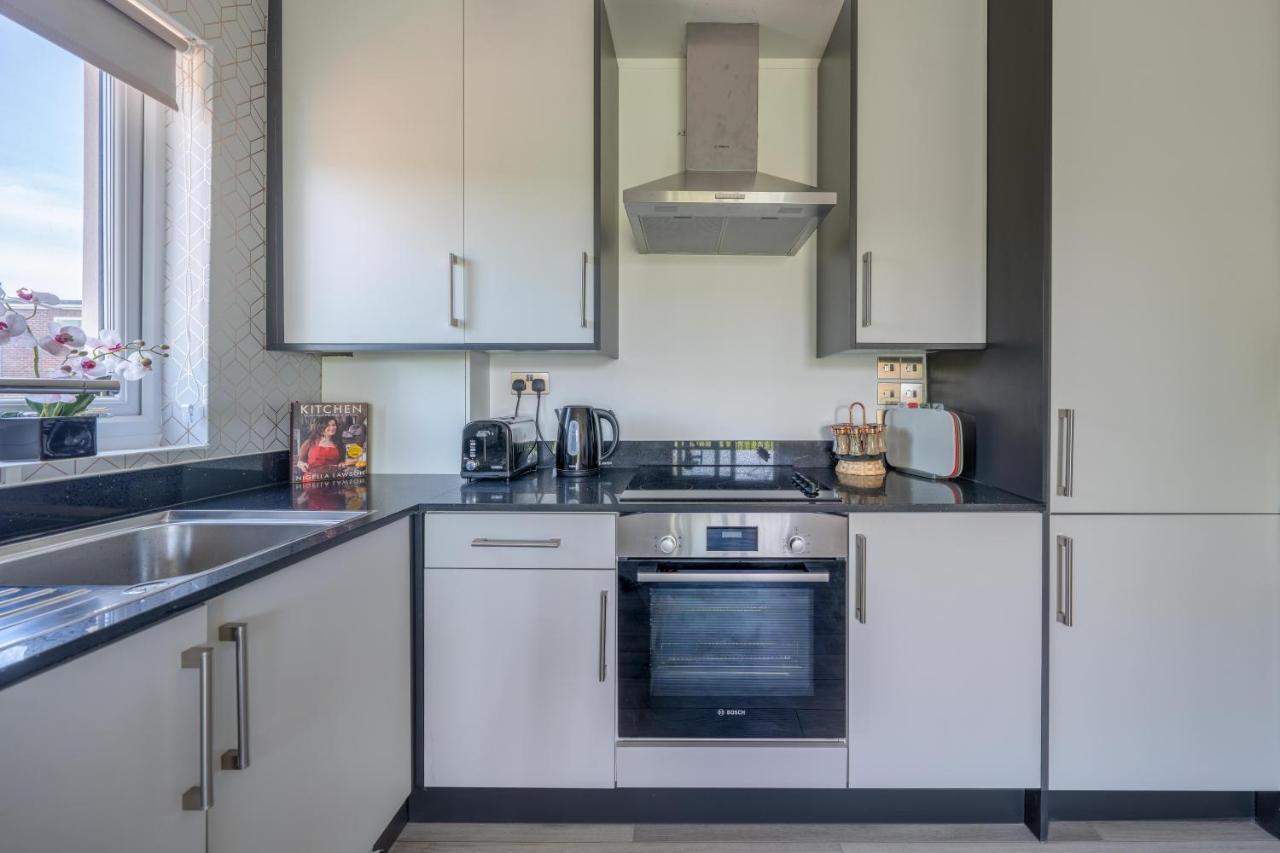 Ash View Place 4 -Heathrow - Thorpe Park - Free Parking Staines-upon-Thames Exterior foto